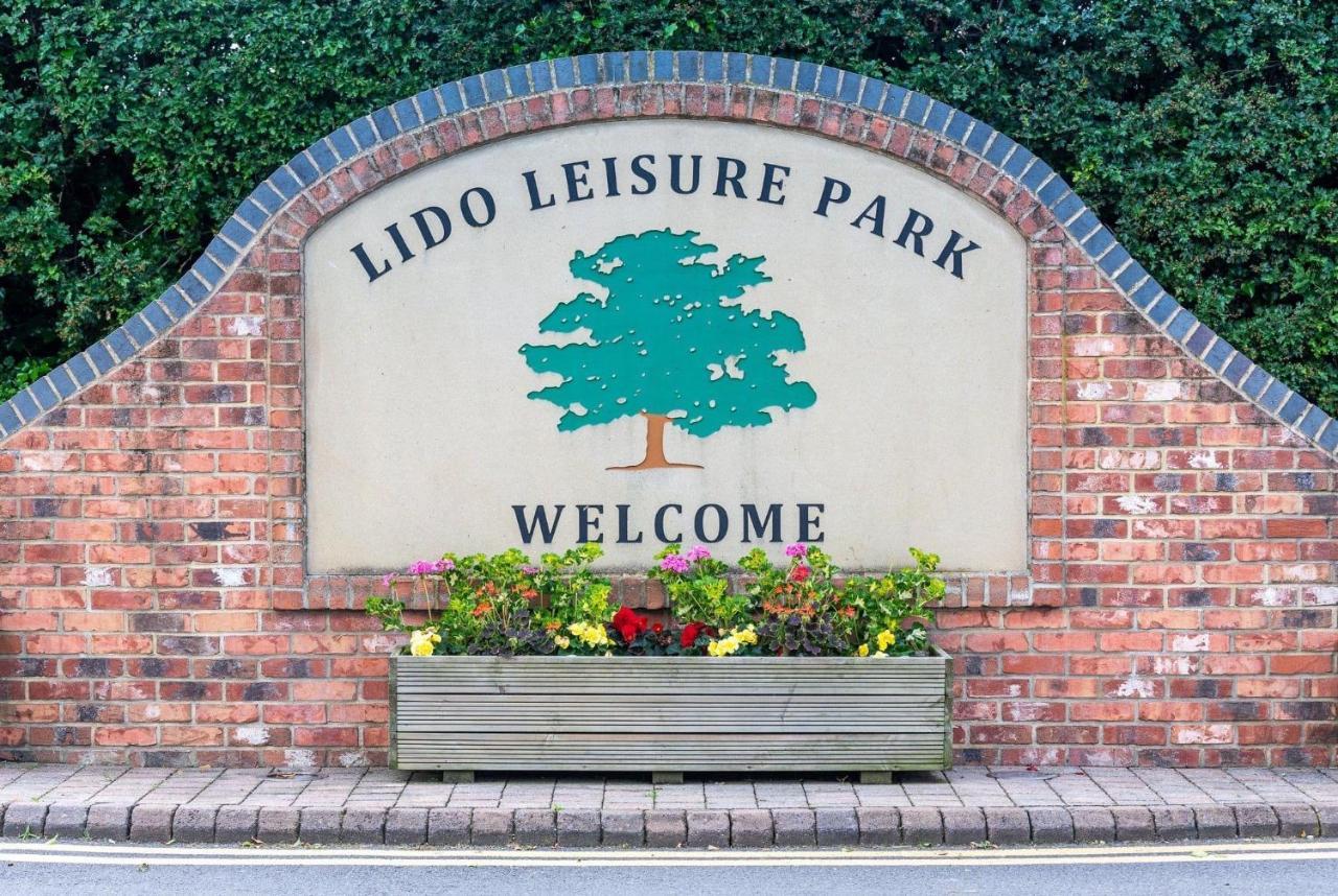 Lido Leisure Park Hotel Knaresborough Exterior photo